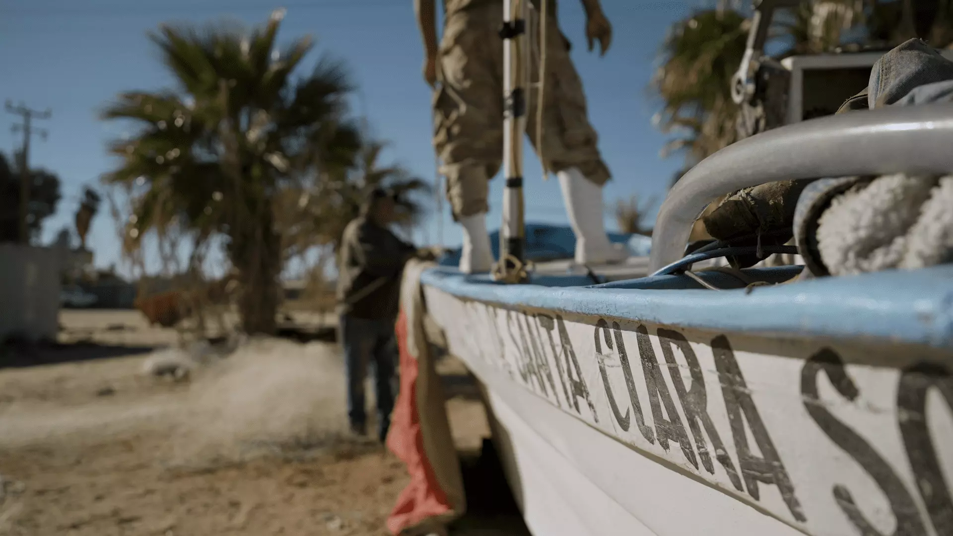 Pescadores legales del Golfo de Santa Clara, Sonora, preparan su embarcación para salir a pescar.