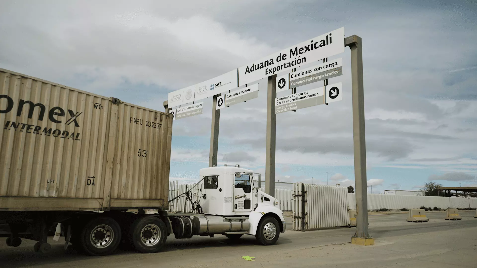 Tráileres ingresando a la Aduana de Mexicali para el cruce de productos hacia Estados Unidos.