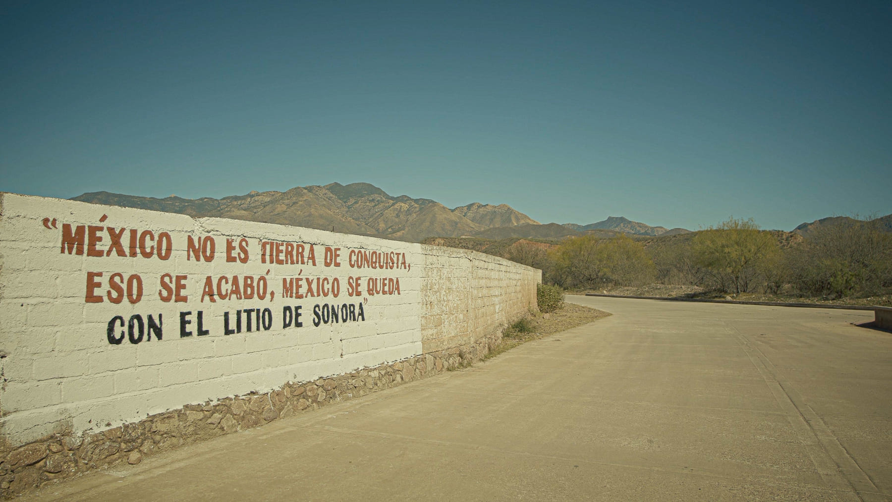 Mientras el presidente promovía la nacionalización del litio, militantes de Morena pintaron una consigna donde inicia camino al lote minero La Ventana.