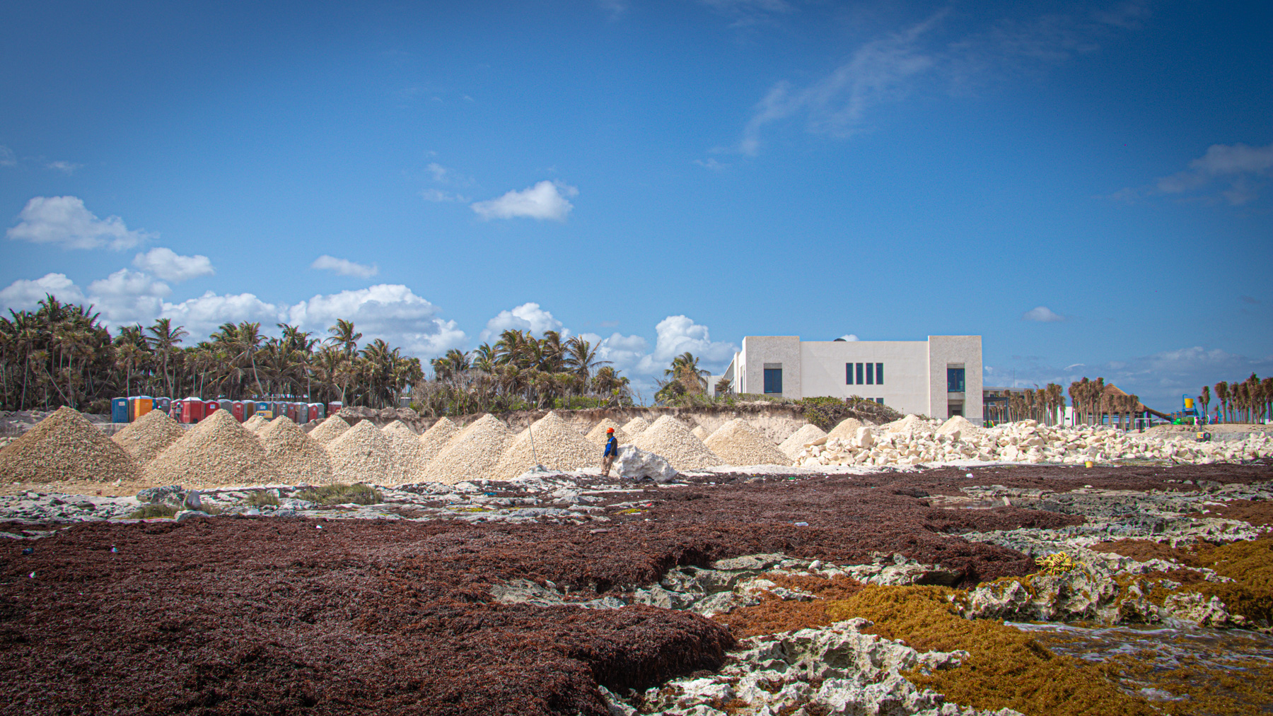 Montículos de piedra triturada en la Bahía Chemuyil, cuyo funcionamiento es
                        para rellenar suelos irregulares para el desarrollo turístico.