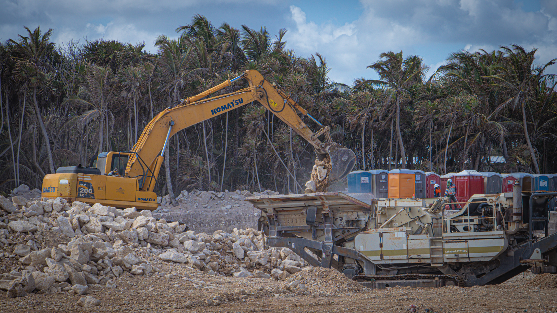 Dos máquinas se dedican a excavar en la duna de la Bahía de Chemuyil, a un
                        costado de la Reserva Santuario de Tortuga Marina Xcacel-Xcacelito, para establecer un resort de
                        1300 habitaciones