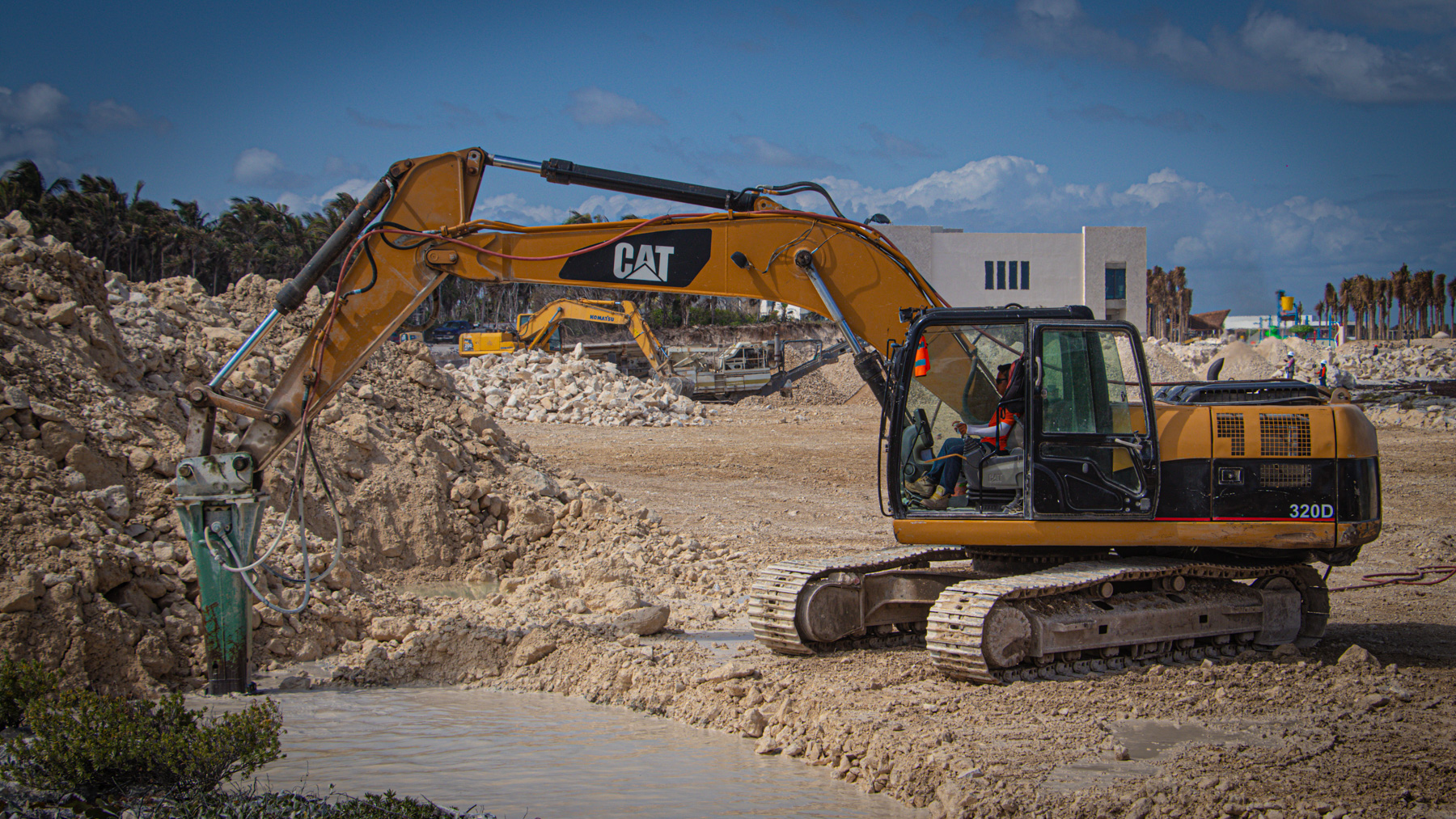 Dos máquinas se dedican a excavar en la duna de la Bahía de Chemuyil, a un
                        costado de la Reserva Santuario de Tortuga Marina Xcacel-Xcacelito, para establecer un resort de
                        1300 habitaciones